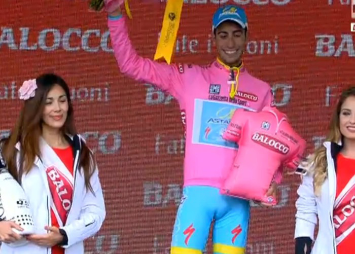 Fabio Aru proverà a difendere la maglia rosa nella gara a cronometro della quattordicesima tappa