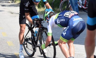 Simon Clarke aiuta Richie Porte, che aveva forato. Gesto inaccettabile per la giuria