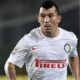 Gary Medel mentre sceglie accuratamente le vittime dei suoi prossimi interventi