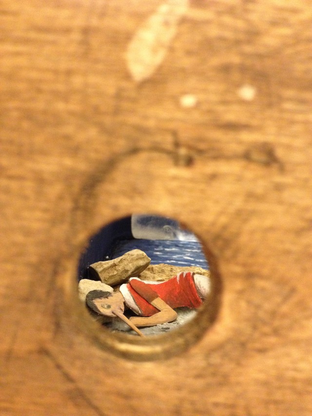 Casa America, oltre all'opera esposta spiando dal foro del box creato da Levaggi