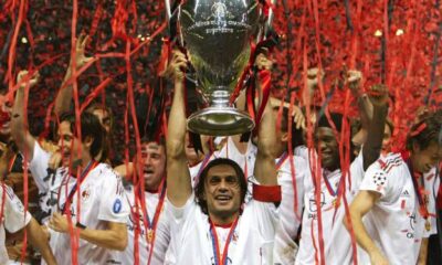 Maldini, Milan. Alza al cielo la coppa dalle grandi orecchie