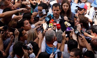 Juan Guaidó parla alla stampa