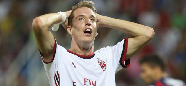 Foto di Andrea Conti con le mani tra i capelli: la disperazione di un talento sfortunato