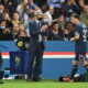 Nervi tesi tra Lionel Messi e Mauricio Pochettino al momento della sostituzione durante PGA-Lione (19 Settembre 2021) - Photo by Sportmediaset