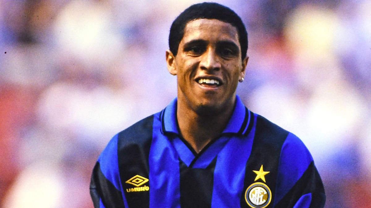 Roberto Carlos con la maglia dell'Inter