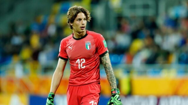 Marco Carnesecchi con la maglia della Nazionale