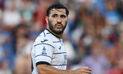 C’è una foto che sta circolando un po’ ovunque sui social, in cui si vede Kolasinac contrastare un avversario mentre, sullo sfondo, si legge uno striscione dedicato proprio a lui: “Idol of the working class”. Idolo della classe operaia.