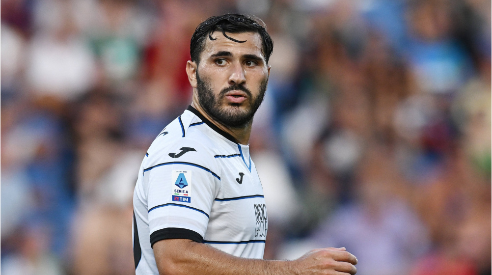 C’è una foto che sta circolando un po’ ovunque sui social, in cui si vede Kolasinac contrastare un avversario mentre, sullo sfondo, si legge uno striscione dedicato proprio a lui: “Idol of the working class”. Idolo della classe operaia.