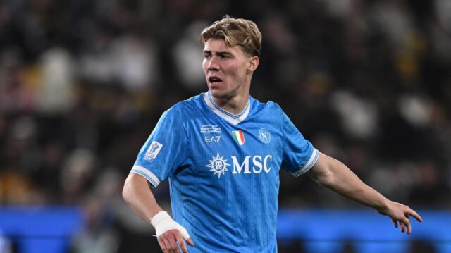 Hojlund con la maglia del Napoli