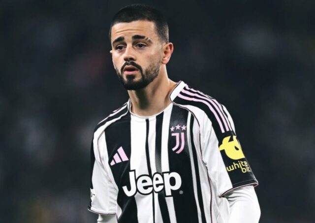 zhegrova in caampo con la maglia della Juventus